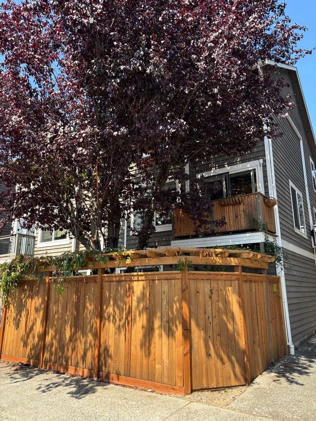 Building Photo - Ballard Townhouse