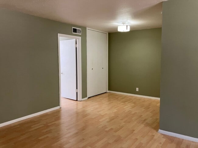 Foto del edificio - Cute West End Condo - Seasonal special - 1 Month Free!