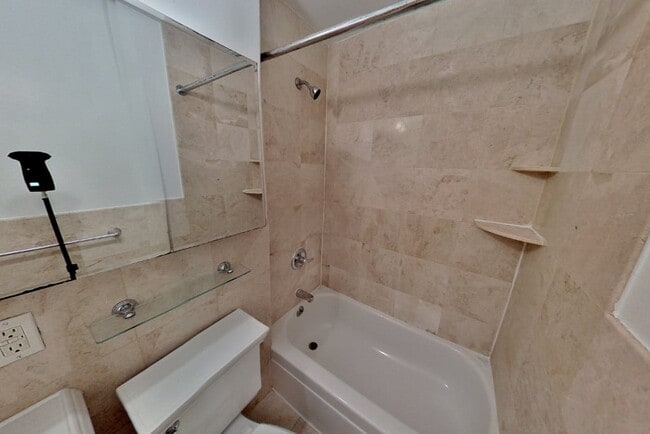 Building Photo - 416 E 13th St