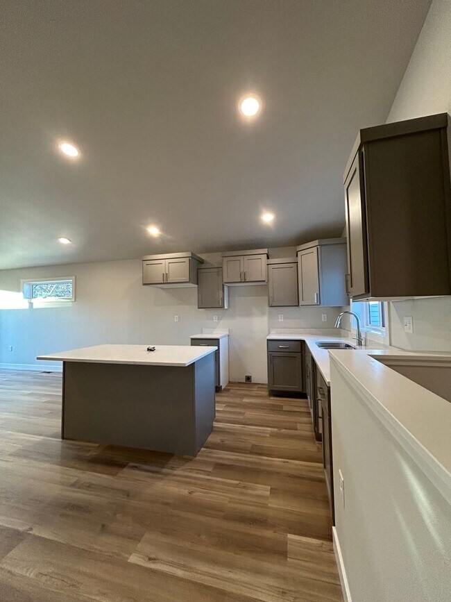 Foto del edificio - Brand New Luxury Home in North Fargo – 4 B...