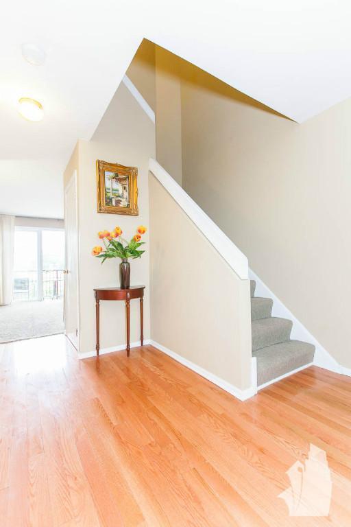 Building Photo - Fantastic 3Bed/2.5Ba duplex with natural l...