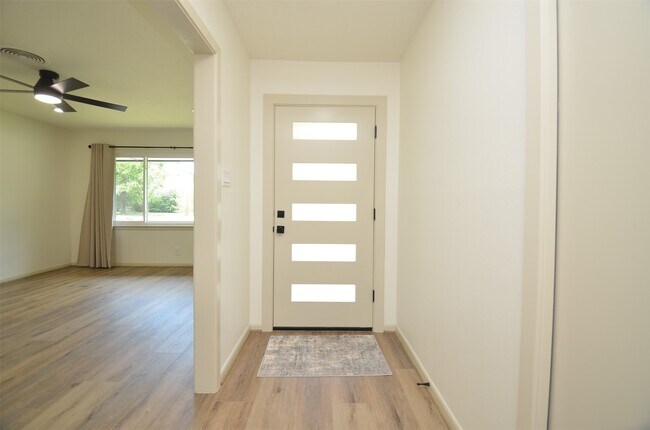Building Photo - 9011 Theysen Dr