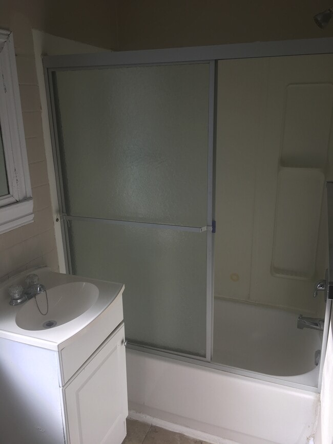 Bathroom - 345 Oshawa Blvd S