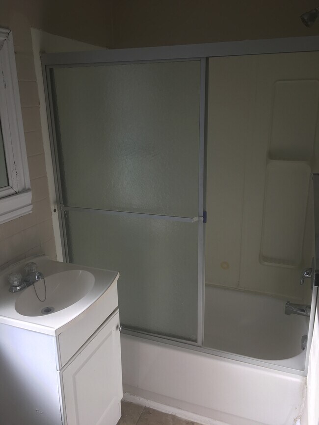 Bathroom - 345 Oshawa Blvd S