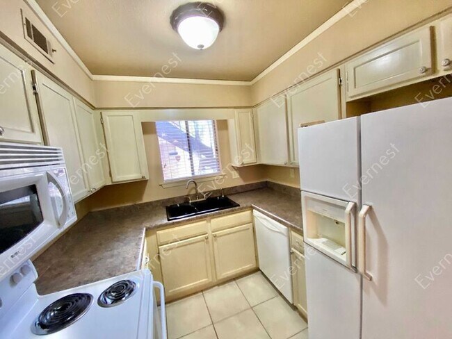 Foto del edificio - 12100 Rainwood Rd