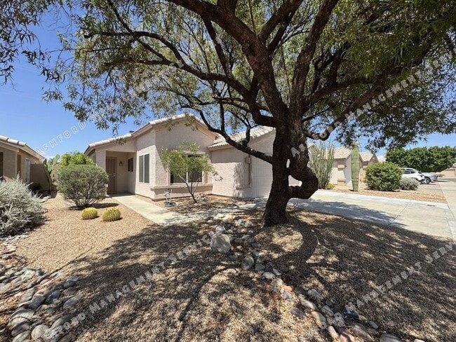 Building Photo - 3 BEDROOM WITH NO CARPET/LARGE YARD