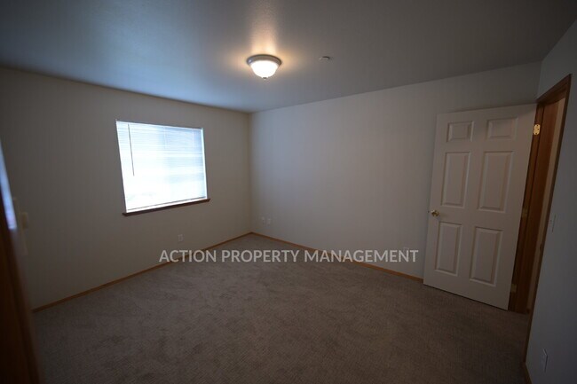 Foto del edificio - 2 bed 1 bath, top floor apartment in Port Angeles, close to Peninsula College and the Olympic Nat...