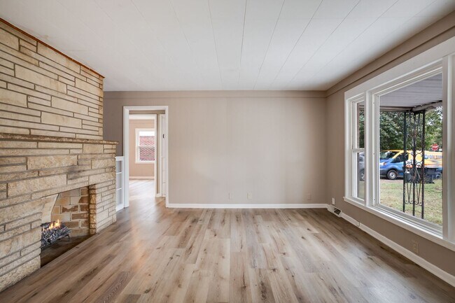 Foto del edificio - Updated Four Bed, 1 Bath!