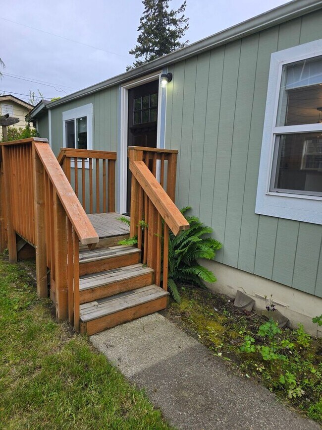 Building Photo - West Seattle cottage Available NOW!  1 bed...