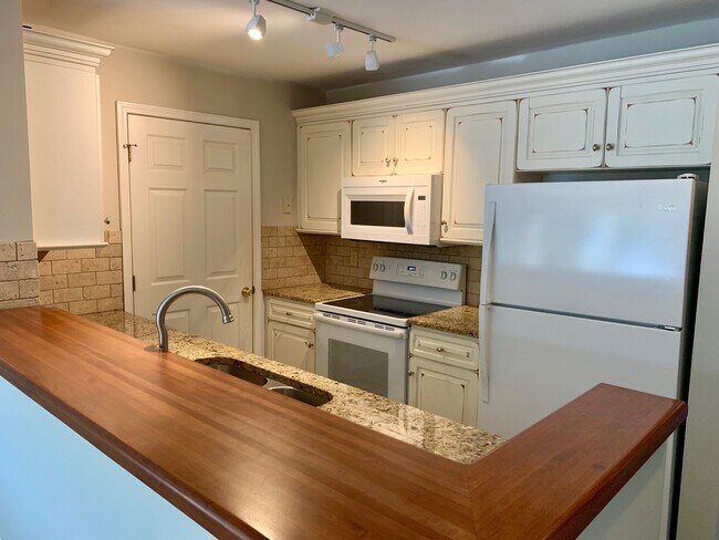 Building Photo - Three Bedroom Waterfront Condo Mooresville