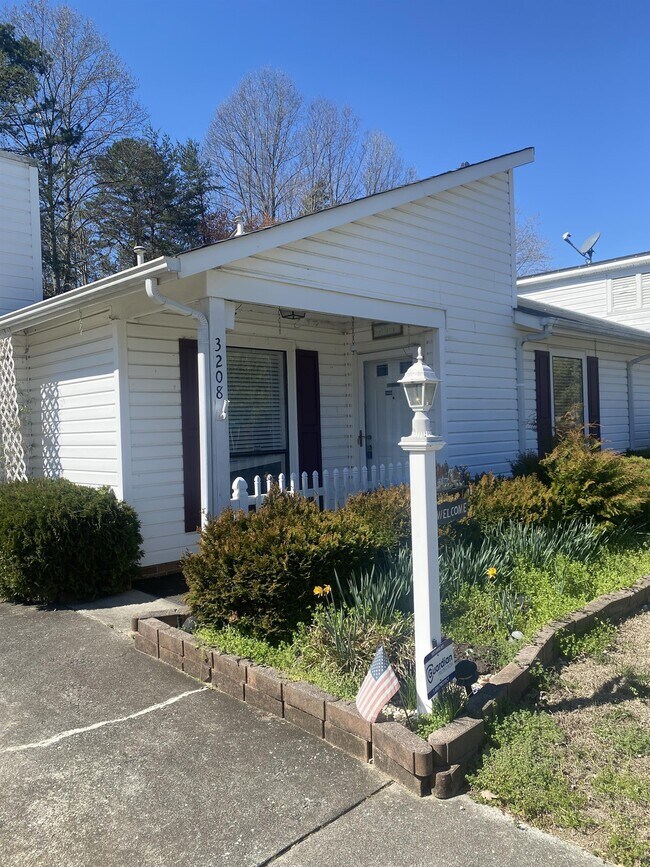 Building Photo - 3208 Twin Brooks Dr