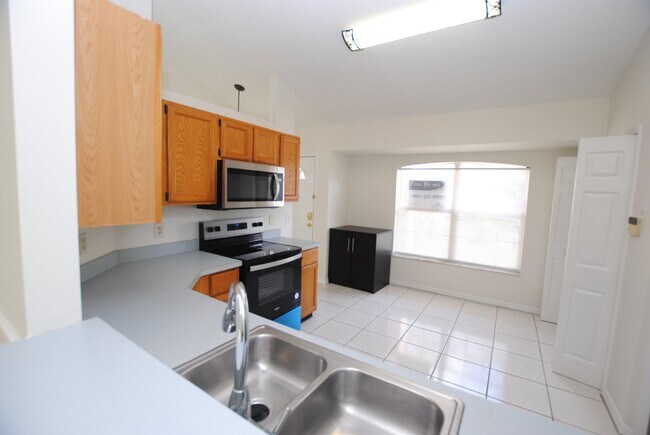 Building Photo - "Charming 3-Bedroom Home with Spacious Liv...