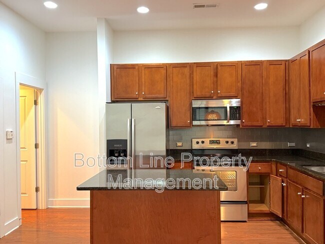 Foto del edificio - 904 Warren Burgess Ln