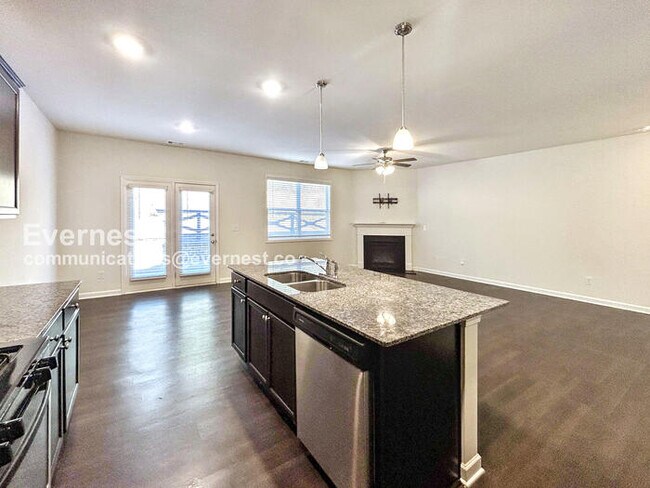 Foto del edificio - 3 Bed/2.5 Bath Home with Garage / Pet-Friendly / Coming Soon!