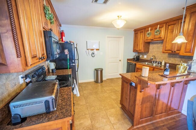 Building Photo - Charming Brick Home with Open Floor Plan & Great Outdoor Space in North Valdosta