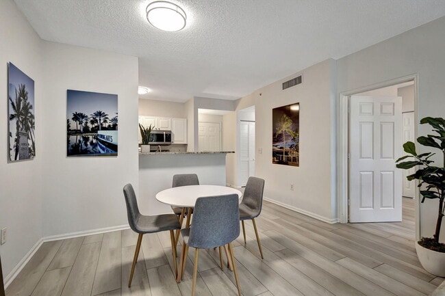 Building Photo - 630 S Sapodilla Ave