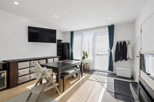 Foto del edificio - 4937 N Winthrop Ave