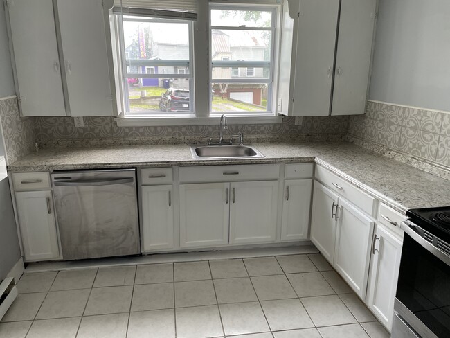 Countertops with dishwasher - 3871 Oneida St