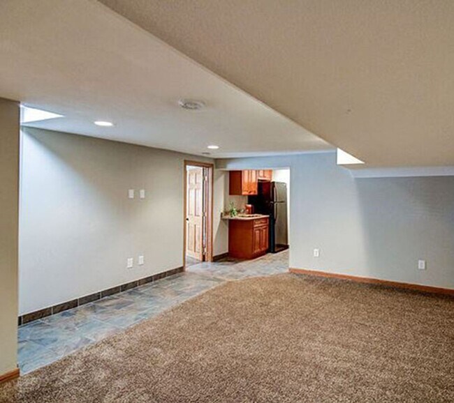 Building Photo - 5 Bedroom 3 bath  House Close to U of M Ca...