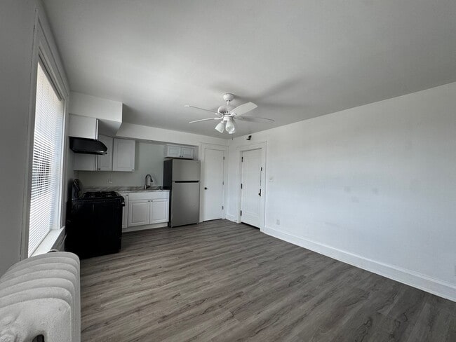 Building Photo - Spacious 1 Bedroom Apartment