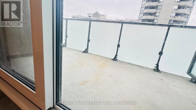 Photo du bâtiment - 430 Square One Dr