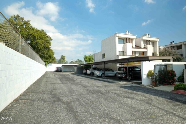 Foto del edificio - 2660 N Lake Ave