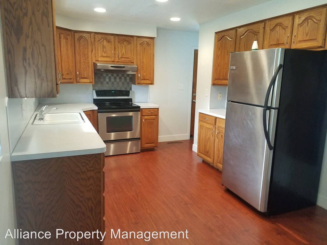 Primary Photo - 5 br, 2.5 bath House - 332 Owens St.