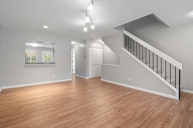 Building Photo - Spacious Townhome for Rent in Downtown Che...