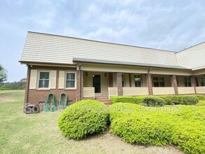 Building Photo - 76 Traceway N