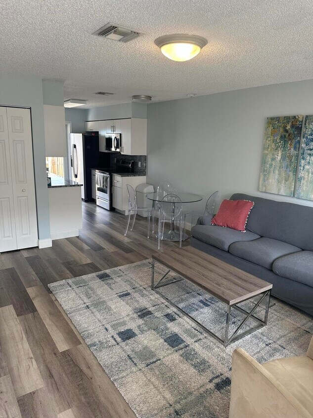 Foto principal - 617 NE 3rd Ave