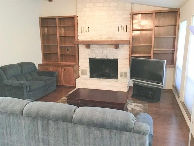Building Photo - 709 Show Low Ct