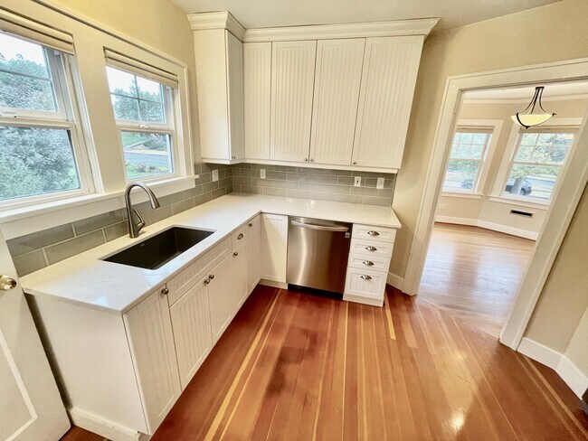 Building Photo - Rare Find, Large 3bd/2bathroom (w/ Bonus Rooms) House Near Rose City Golf Course
