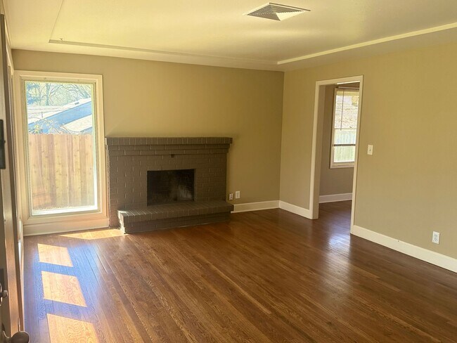 Building Photo - Beautifully Updated Home Close to Hwy 26, ...