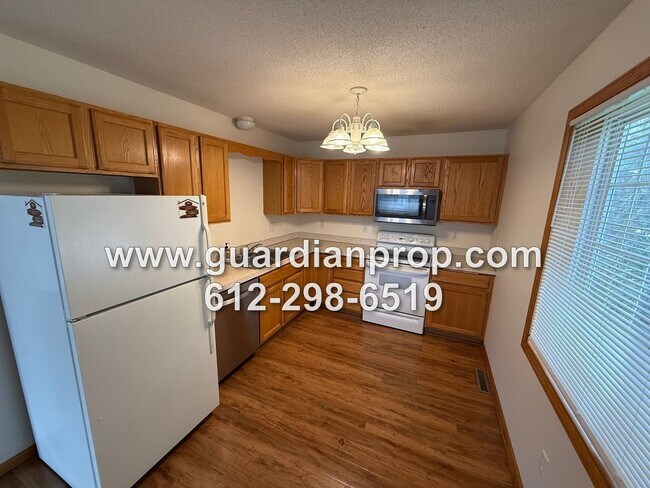 Foto del edificio - End Unit Townhouse Available Now, Updated ...