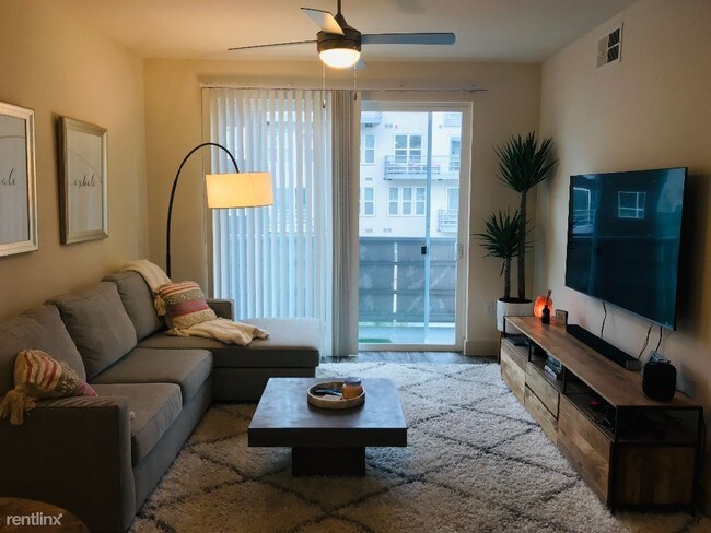 Foto del edificio - 1 br, 1 bath Apartment - 3211 Palm Way