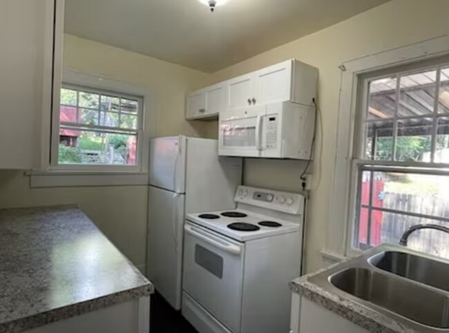 Foto del edificio - Lake Views! 1 Bedroom, 1 bath