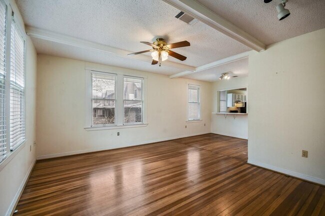 Building Photo - 609 Harthan St