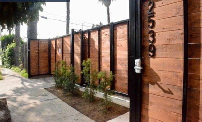 Building Photo - 2541 S Burnside Ave