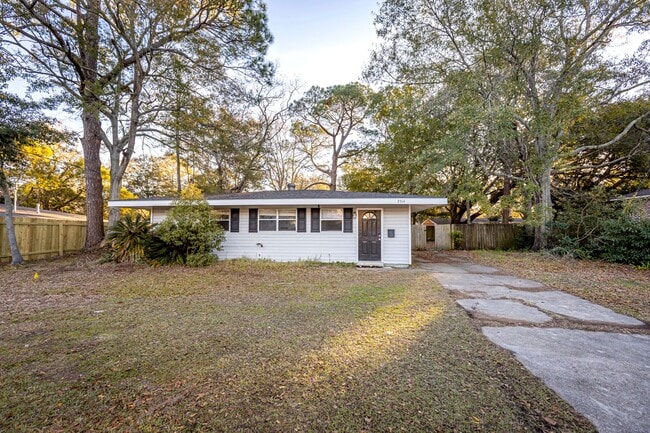 Building Photo - Cute Home with Fenced in back yard!