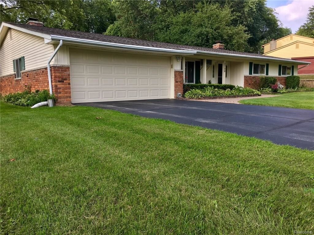 3730 Hutchins Hill Dr, West Bloomfield Township, MI 48323 House