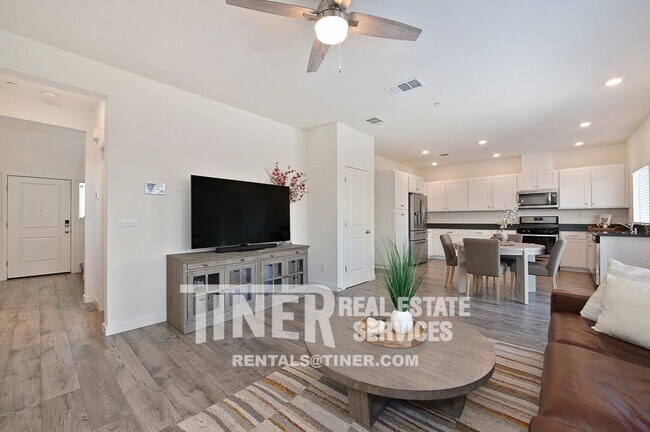 Building Photo - Newer Built Roseville Home with Great Amen...