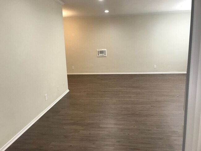 Interior Photo - 816 S. Bundy Dr