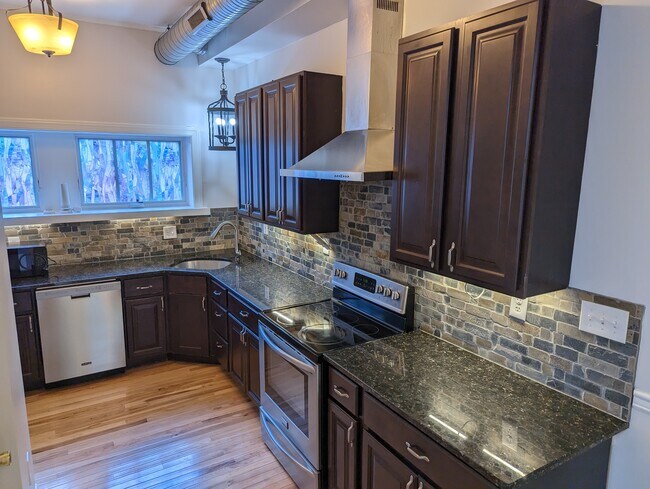 Building Photo - 632 Eislen St