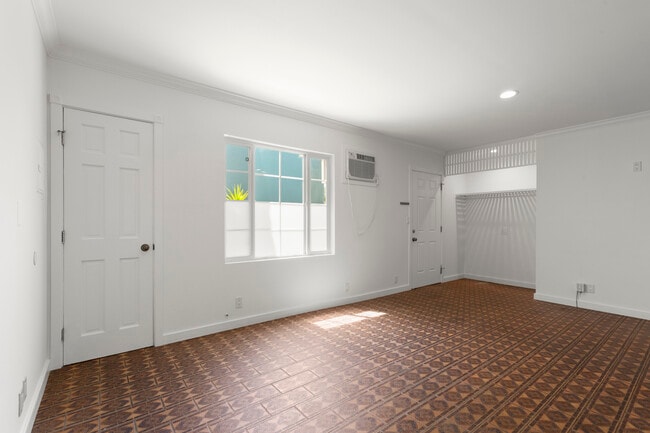 Foto del edificio - 8026 Blackburn Ave