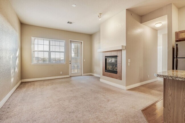 Foto del edificio - Beautiful Move in Ready- 3rd-floor condo in the heart of Mayfair-Lowry