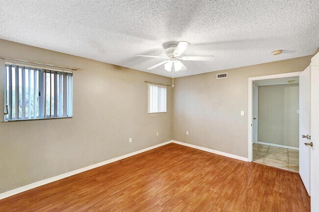 Foto del edificio - 9470 Tangerine Pl