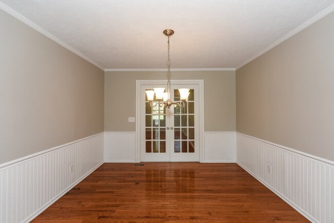 Building Photo - 2121 Ravenwood Dr