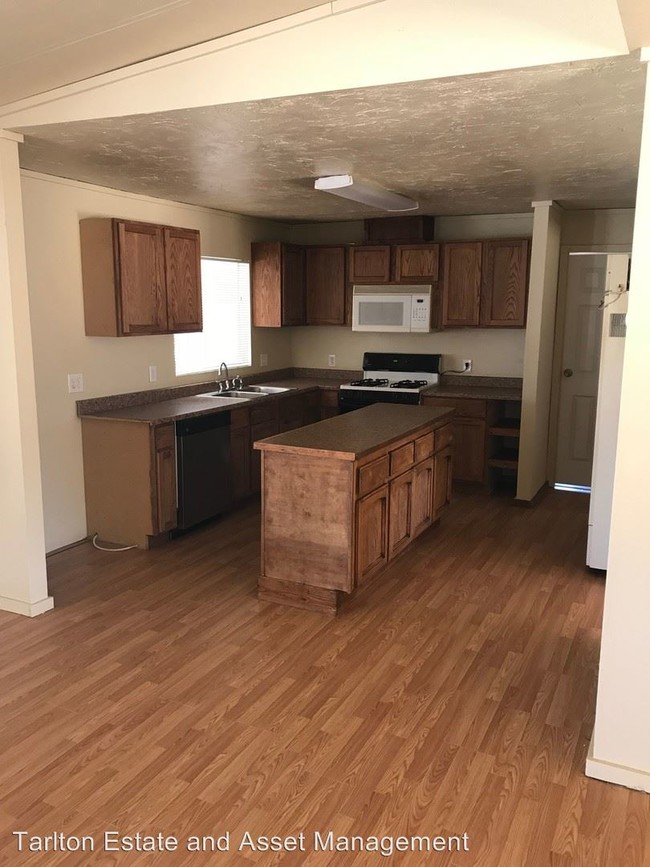 Building Photo - 4 br, 2 bath House - 945 E. Mt Whitney Ave.