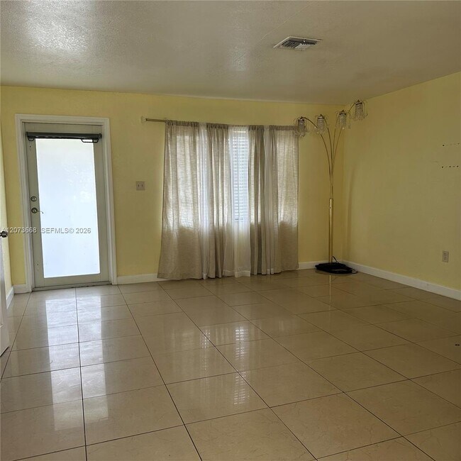 Foto del edificio - 6432 Flagler St