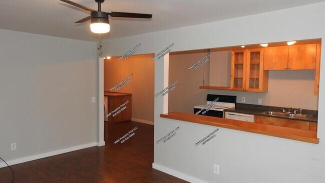 Foto del edificio - Charming 2 bedroom and 1 bath top-floor duplex located on Holmes St Kansas City, MO